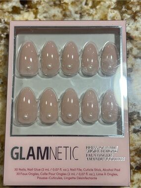 GLAMNETIC Wifey Short Almond Press-On Nails